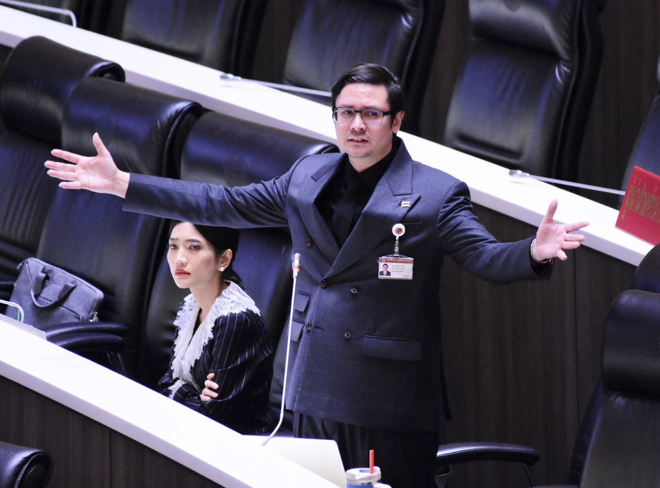 "โรม" อภิปรายชี้เป้า ไทยเสี่ยงเป็นสวรรค์ฟอกเงิน พร้อมตั้งคำถามสัญญา "แร่ธาตุหายาก" ห่วง “ทุนดำ” ยึดประเทศผ่านการเลือกตั้ง
