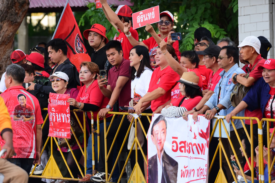 เสื้อแดงแน่นคลองเปรม! แห่รับ “ทักษิณ” พ้นเรือนจำ กลับบ้านจันทร์ส่องหล้าหลังพักโทษ