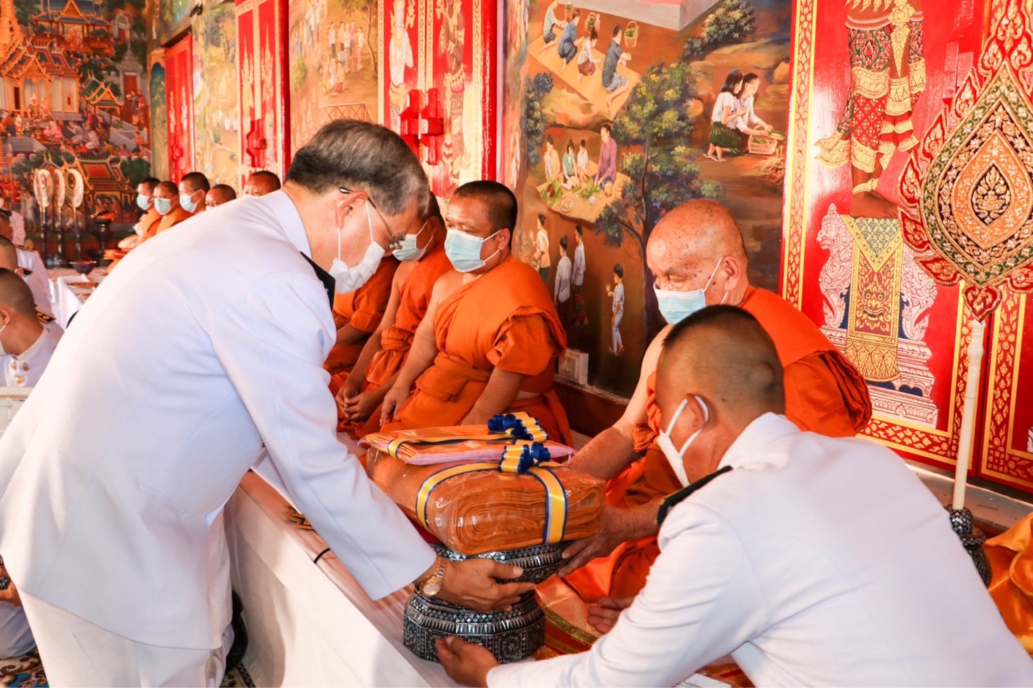 ในหลวงโปรดเกล้าฯ อธิการบดีมหาวิทยาลัยราชภัฏร้อยเอ็ด  อัญเชิญผ้ากฐินพระราชทานถวายวัดบูรพาภิราม 