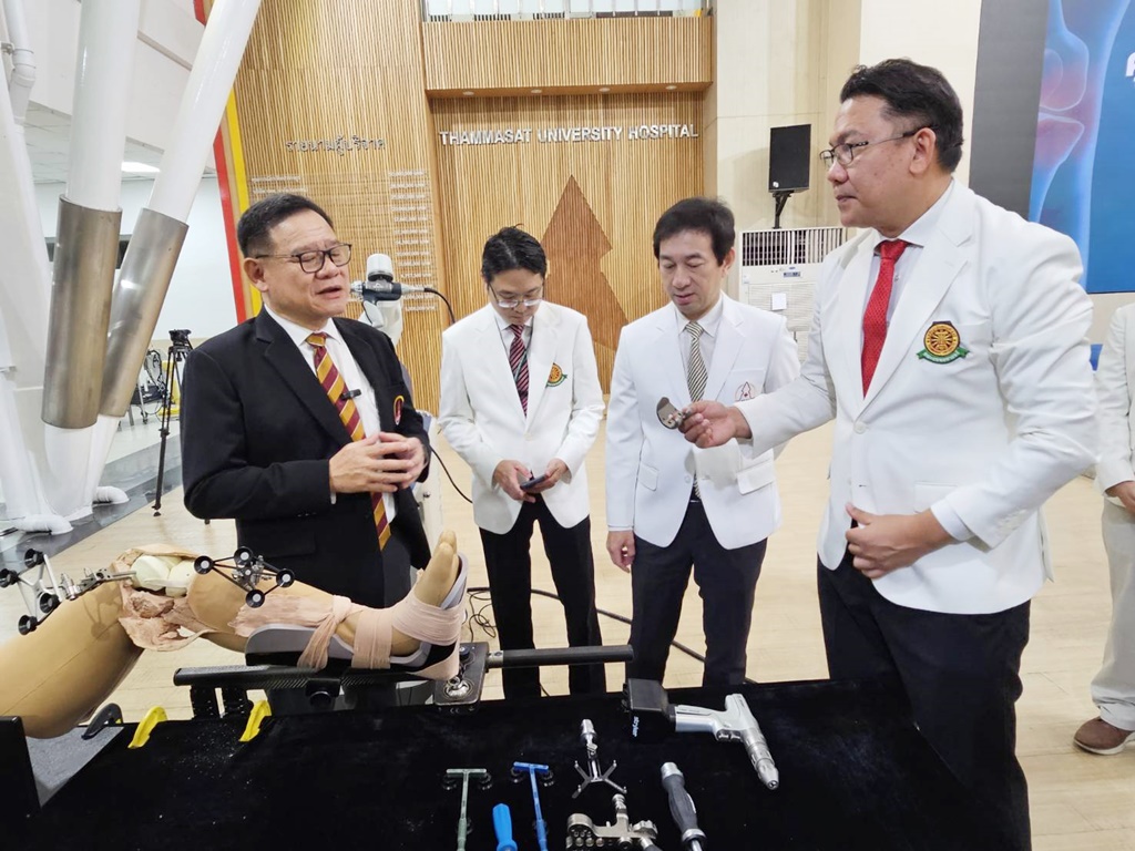 ฉลองความสำเร็จ!! "มธ.-รพ.ธรรมศาสตร์ฯ" สานต่อโครงการผ่าตัดเปลี่ยนข้อเทียมให้ผู้ป่วยยากไร้ฟรี ตั้งเป้า 750 ข้อ