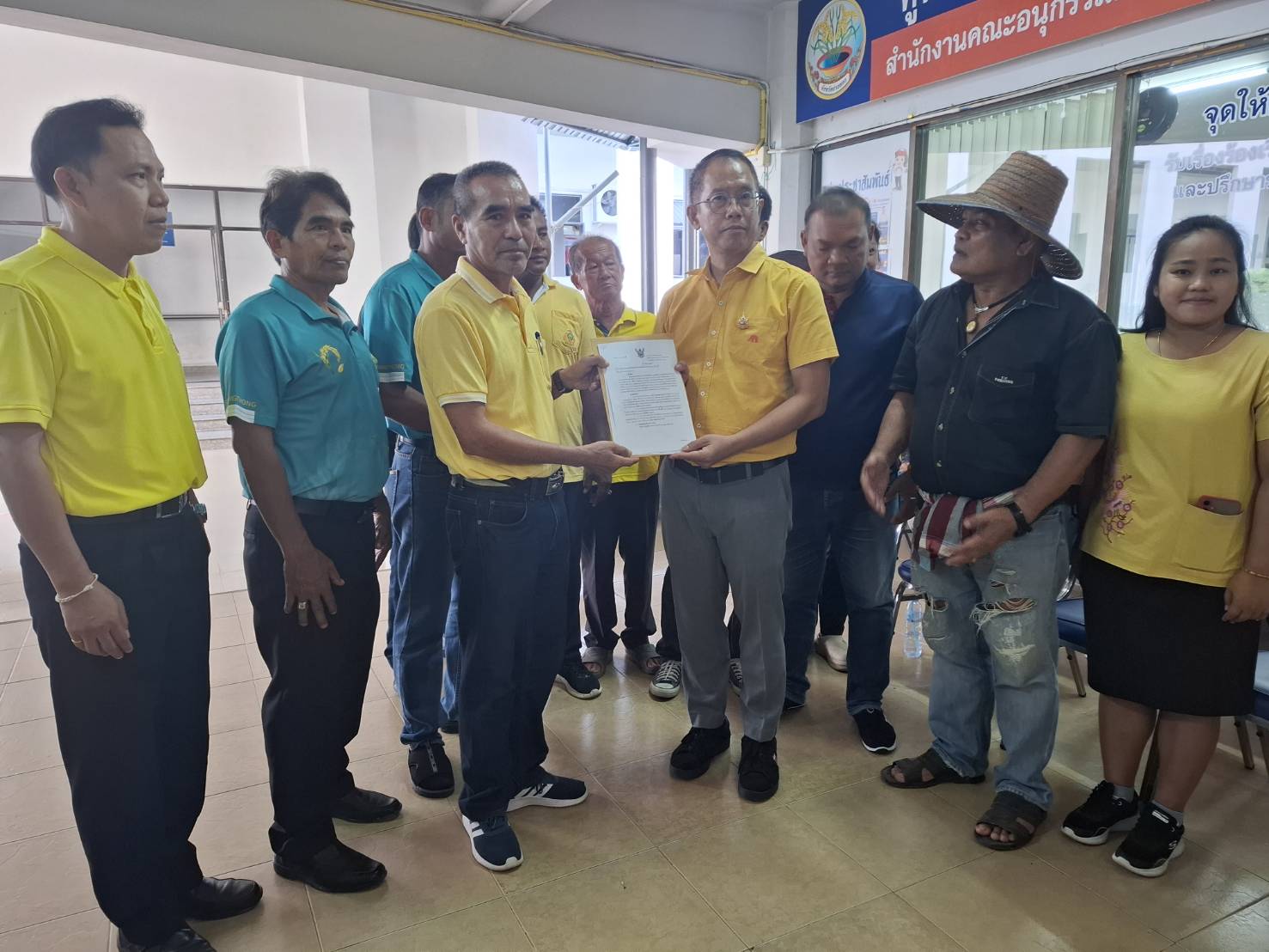สภาเกษตรกรอ่างทอง ยื่นหนังสือขอให้จังหวัดแก้ไขปัญหาราคาข้าวตกต่ำในพื้นที่จังหวัดอ่างทอง