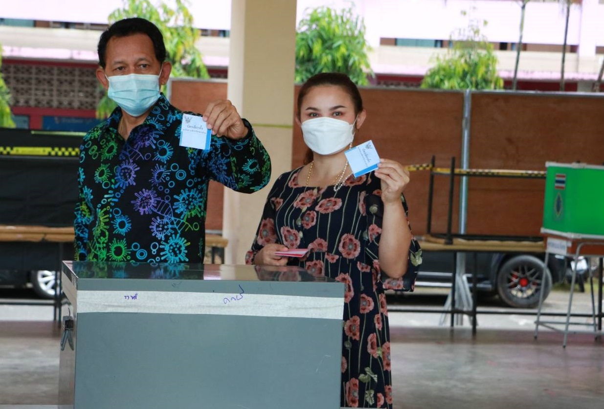 ผู้ว่าฯพังงาออกใช้สิทธิเลือกตั้งอบต. ชวนเลือกคนดีเข้าบริหาร  เจ้าหน้าที่สวมชุด PPE จัดเลือกตั้งบนเกาะสุรินทร์