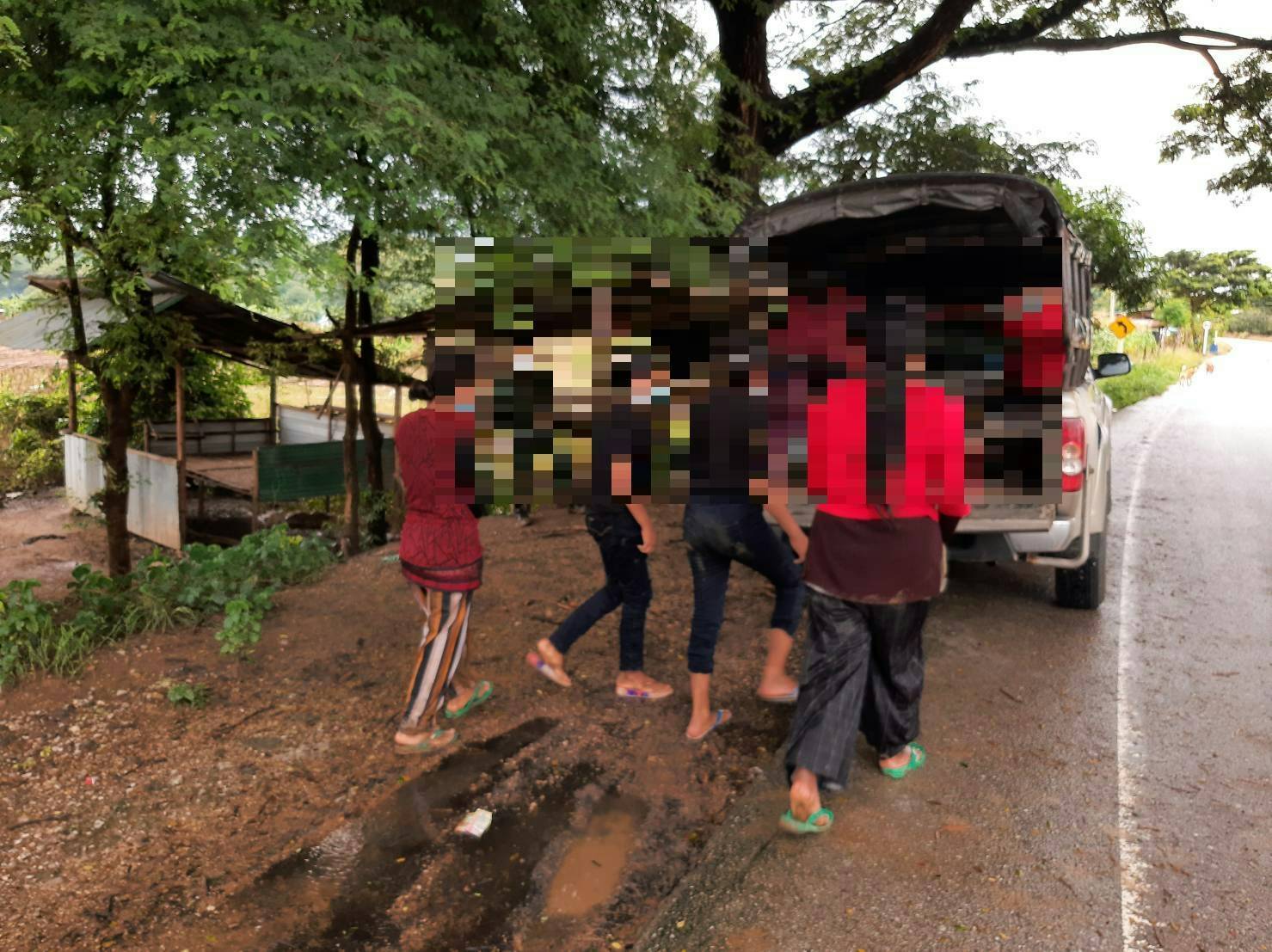 ทหารจับ 4 ชาวเมียนมาลักลอบข้ามแดนหนีโควิด  ส่งตรวจหาเชื้อ-กักตัวก่อนดำเนินคดี