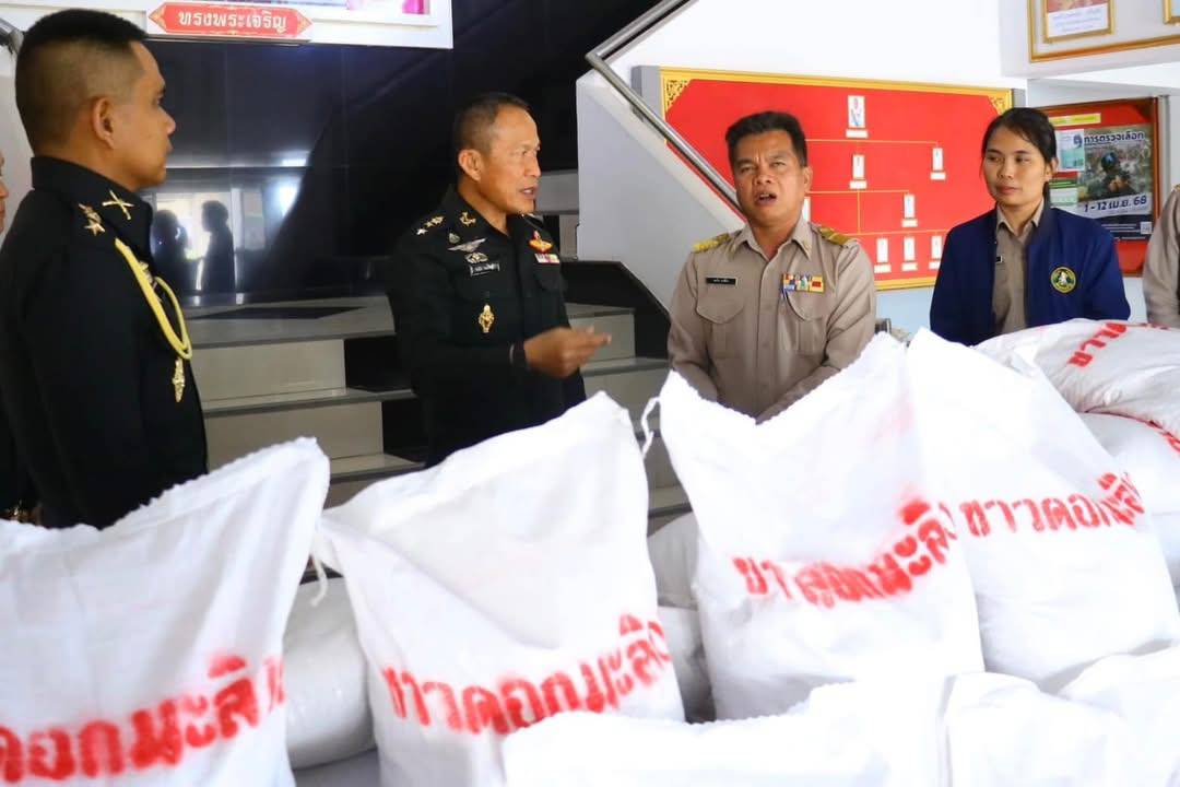 ทหารรับมอบข้าวหอมมะลิจากศูนย์วิจัยพันธุ์ข้าวสกลนคร