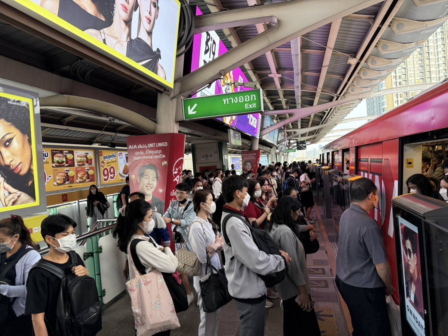 4 วันยอดขึ้นรถไฟฟ้าฟรีทะลุ 2.16 ล้านคน ตามมาตรการลดฝุ่นละออง PM 2.5