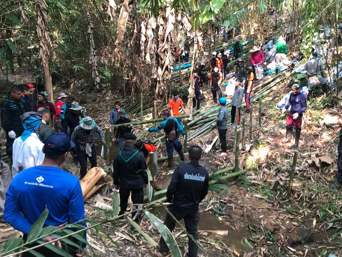 กองร้อยทหารพรานที่ 3108 ร่วมกับ องค์การบริหารส่วนจังหวัดเชียงราย มหาวิทยาลัยราชภัฏเชียงราย นำประชาชนอำเภอแม่จัน สร้างฝายมีชีวิตแก้ปัญหาภัยแล้งและอุทกภัยอย่างมีส่วนร่วม
