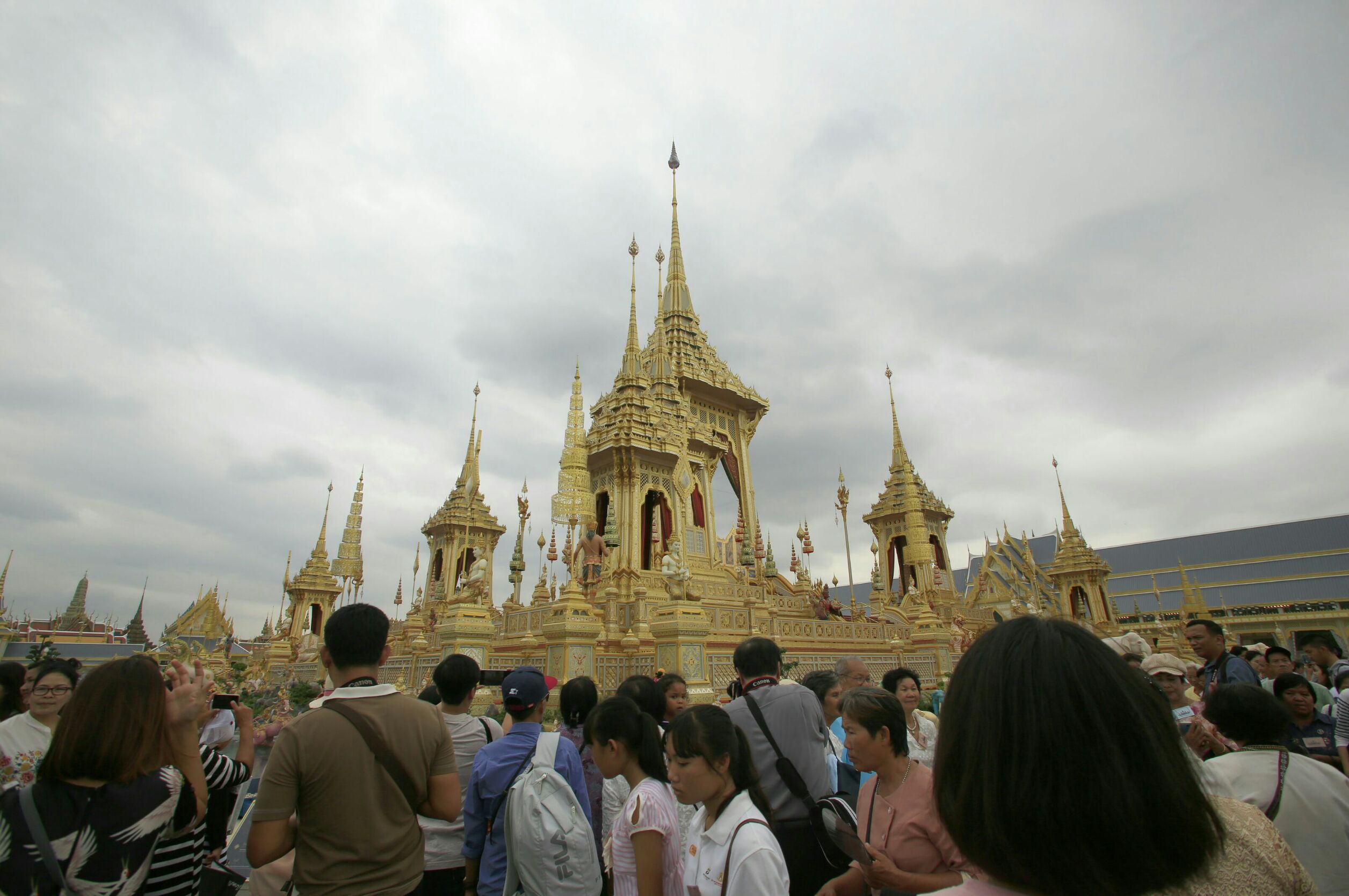 บรรยากาศประชาชนเดินทางมาชมนิทรรศการงานพระราชพิธีถวายพระเพลิงพระบรมศพ (11 พ.ย. 2560)