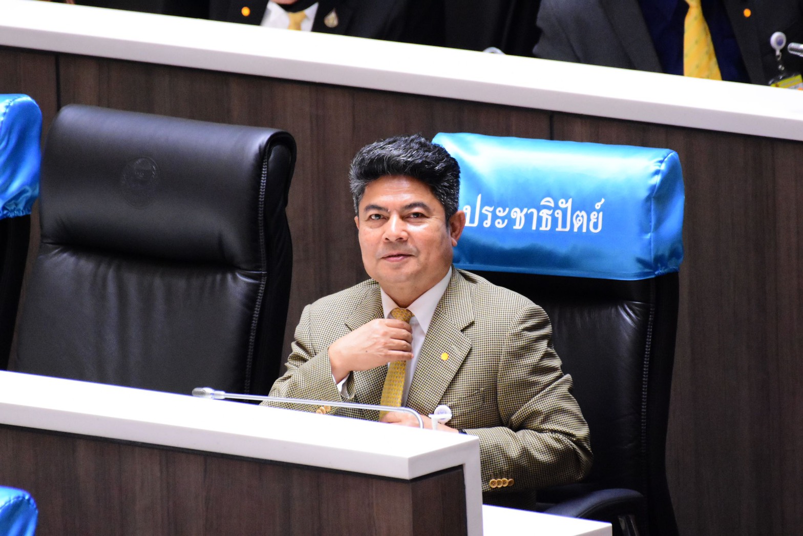 "เทพไท" ชง "บิ๊กตู่" รับข้อเสนอเร่งแก้ รธน. ก่อนลามเด็กมัธยมร่วมต้าน จี้ ตั้งกมธ.ครบลบคำสบประมาทซื้อเวลา