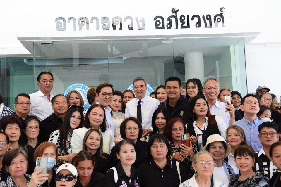 “พยุงศักดิ์” พาผู้ประกอบการ มอบเสื้อผ้า 10,000 ชุด ให้ชาวหาดใหญ่ พร้อมส่งกำลังใจ ก้าวผ่านช่วงเวลานี้อย่างปลอดภัย