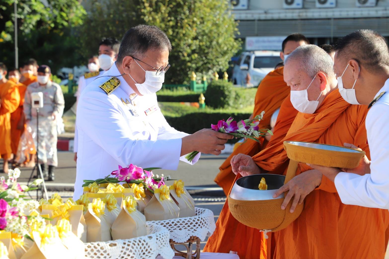 จังหวัดยโสธร จัดพิธีทำบุญตักบาตรถวายเป็นพระราชกุศล
