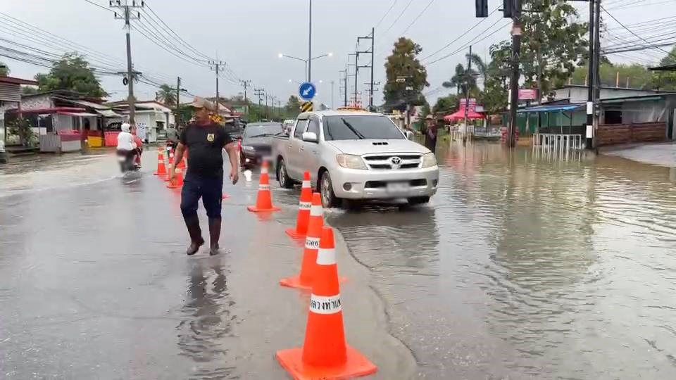 สตูลน้ำท่วมวันที่ 2 ล้นคลองท่วมถนนสายหลัก ขยาย 6 อำเภอ ตลาดสดเศรษฐกิจอ่วม