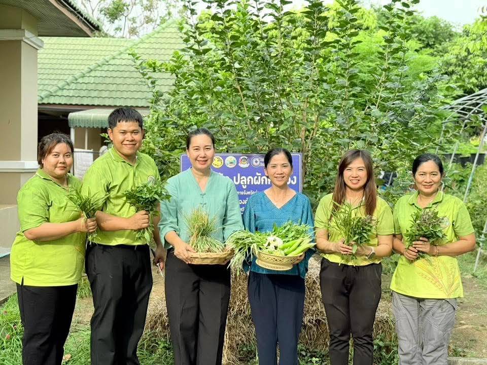 พช.อ่างทอง ติดตามโครงการ “บ้านนี้มีรัก ปลูกผักกินเอง” ณ จวนผู้ว่าฯ