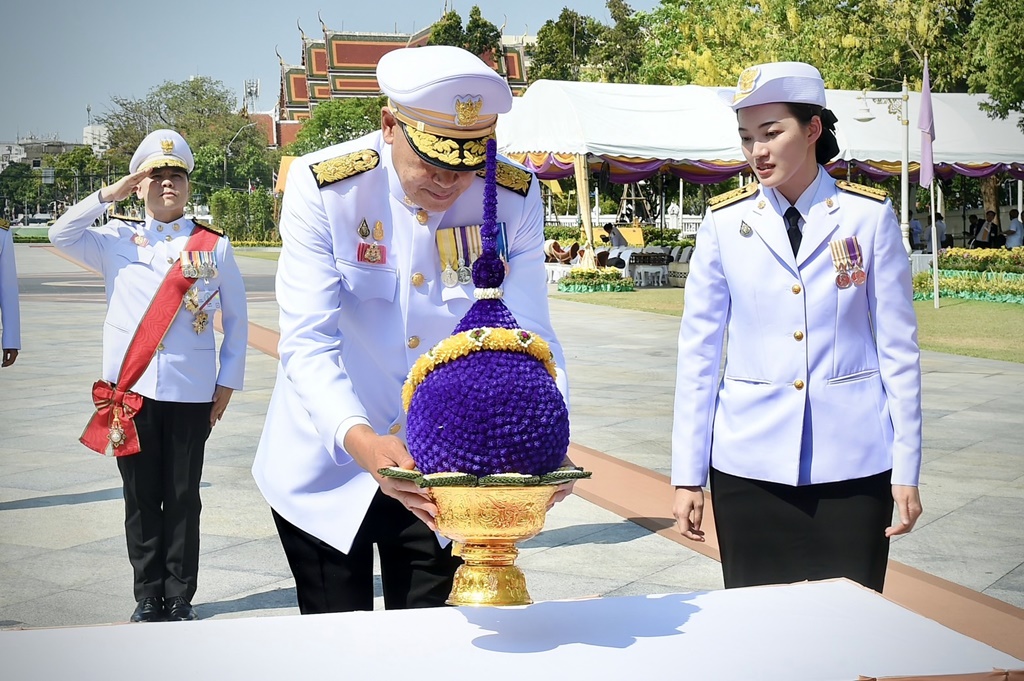 นายกฯ นำ ครม.วางพานพุ่มดอกไม้ถวายราชสักการะ เนื่องในวันจักรี