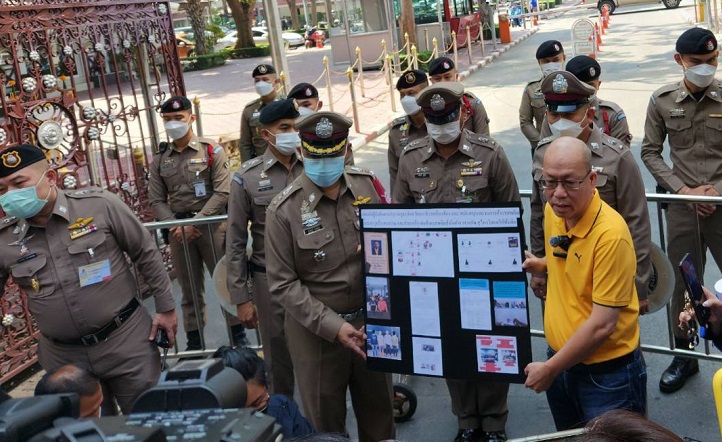 เป็นตัวแทนรับหนังสือจากประธานชมรมช่วยเหลือเหยื่ออาชญกรรม ที่ด้านหน้า สตช.