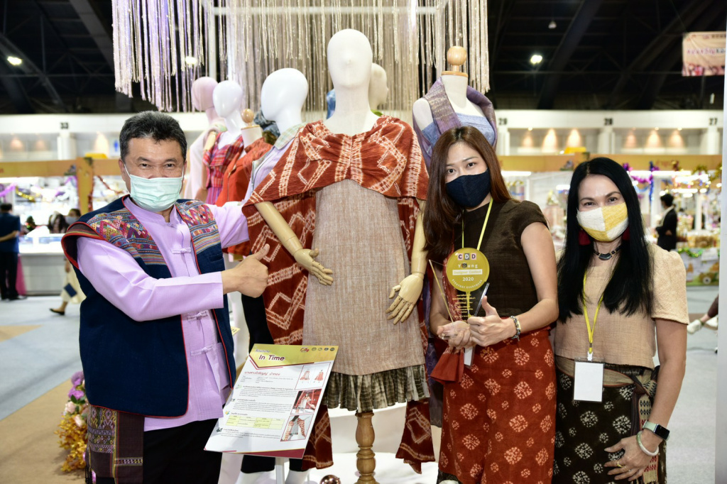 พช. เชิดชูเกียรตินักออกแบบรุ่นใหม่ สืบสานพระปณิธาน เจ้าฟ้าสิริวัณณวรี “ผ้าไทย ใส่ให้สนุก” 
