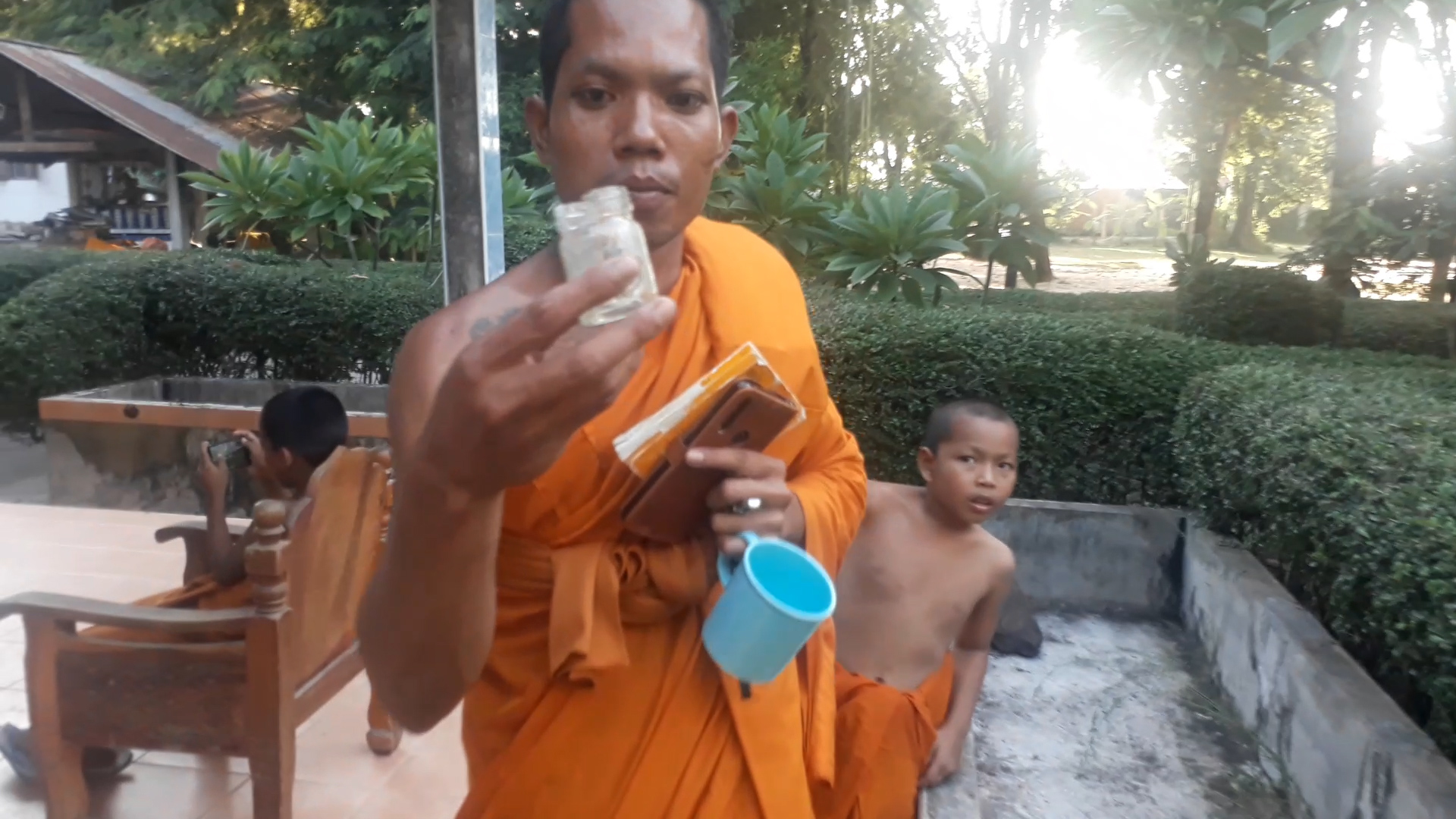 หลอกได้กระทั่งพระ!! ทำทีเป็นทันตแพทย์อุดฟันให้พระรับประกัน 15 ปี ข้ามวันฟันหลุด แจ้ง ตร.สามวัน ยังไม่มาตรวจสอบ