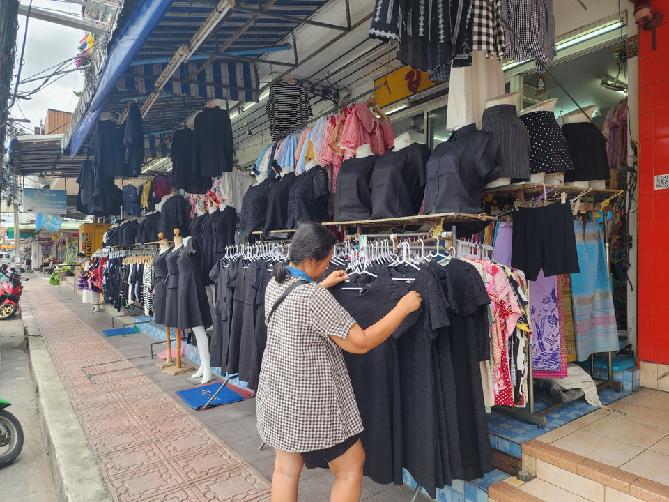 “ประชาชนชาวชลบุรี”ทยอยซื้อเสื้อดำไว้ทุกข์ถวายอาลัย “สมเด็จพระบรมราชชนนีพันปีหลวง”