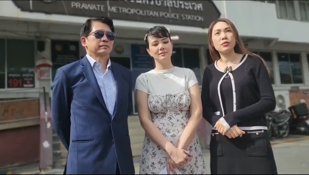 "น.ส.ขวัญ" พร้อมทนาย พบพนักงานสอบสวน สน.ประเวศ คดีหมิ่นประมาท สว.