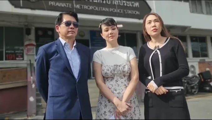 "น.ส.ขวัญ" พร้อมทนาย พบพนักงานสอบสวน สน.ประเวศ คดีหมิ่นประมาท สว.