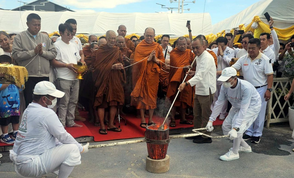 สาธุชนแห่ร่วมพิธีหล่อรูปเหมือน "หลวงปู่บัวเกตุ ปทุมสิโร" ขนาดสูง 2.65 เมตร