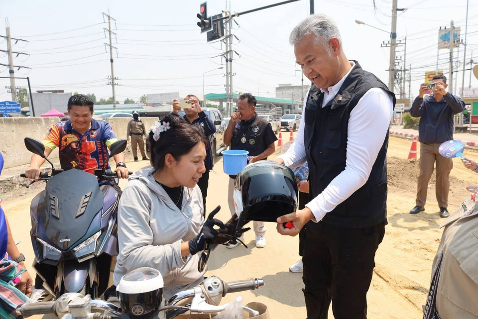 คุมเข้มสงกรานต์! อธิบดีคุมประพฤติลงอ่างทอง มอบของ-ดูแลประชาชนเดินทางกลับกรุง