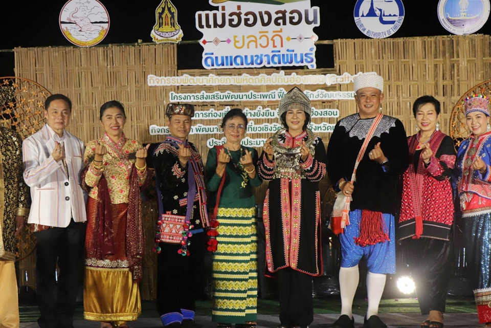 ผู้ว่าฯ แม่ฮ่องสอน ร่วมเปิดแฟชั่นโชว์ชุดชาติพันธุ์ “Craft of 5F” ฟื้นฟูวัฒนธรรม–ยกระดับ Soft Power เมืองสามหมอก
