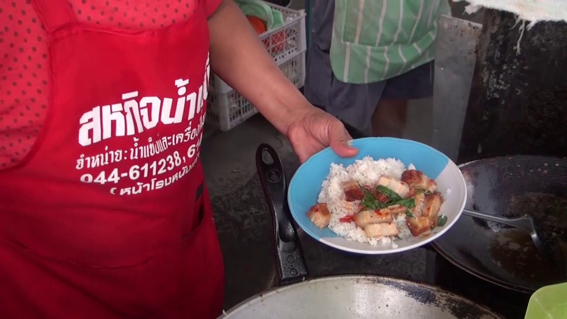 แม่ค้าอาหารตามสั่ง​ จ่องดเมนูหมู​ แบกรับต้นทุนไม่ไหว​ หลังเนื้อหมูแพงเป็นประวัติการณ์​ พุ่งถึง 220  	