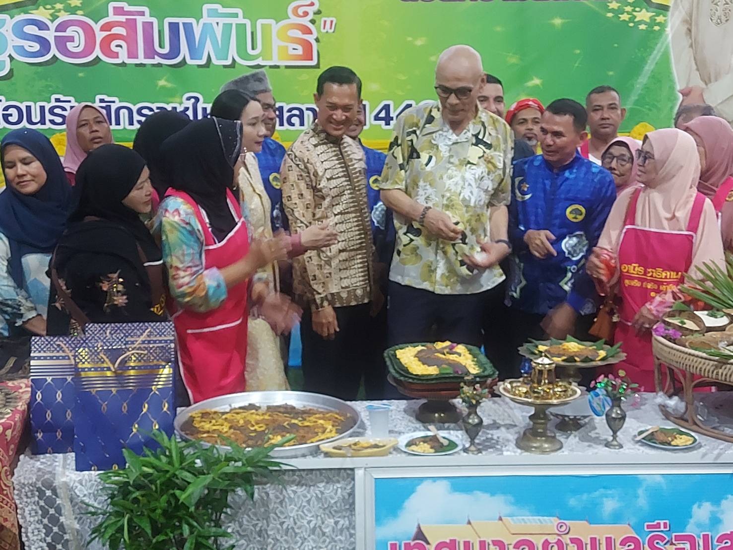 "ชาดา” ลงพื้นที่นราฯ ชมวิสาหกิจชุมชนแฮนอินแฮนด์รือเสาะ สร้างงานสร้างคุณภาพชีวิต 200 ครอบครัว 