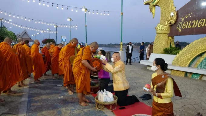 จังหวัดหนองคาย จัดกิจกรรม “นุ่งผ้าหนองคาย ใส่บาตรริมโขง” เพื่อเป็นการอนุรักษ์และสืบสานประเพณีวัฒนธรรมอันดีงาม