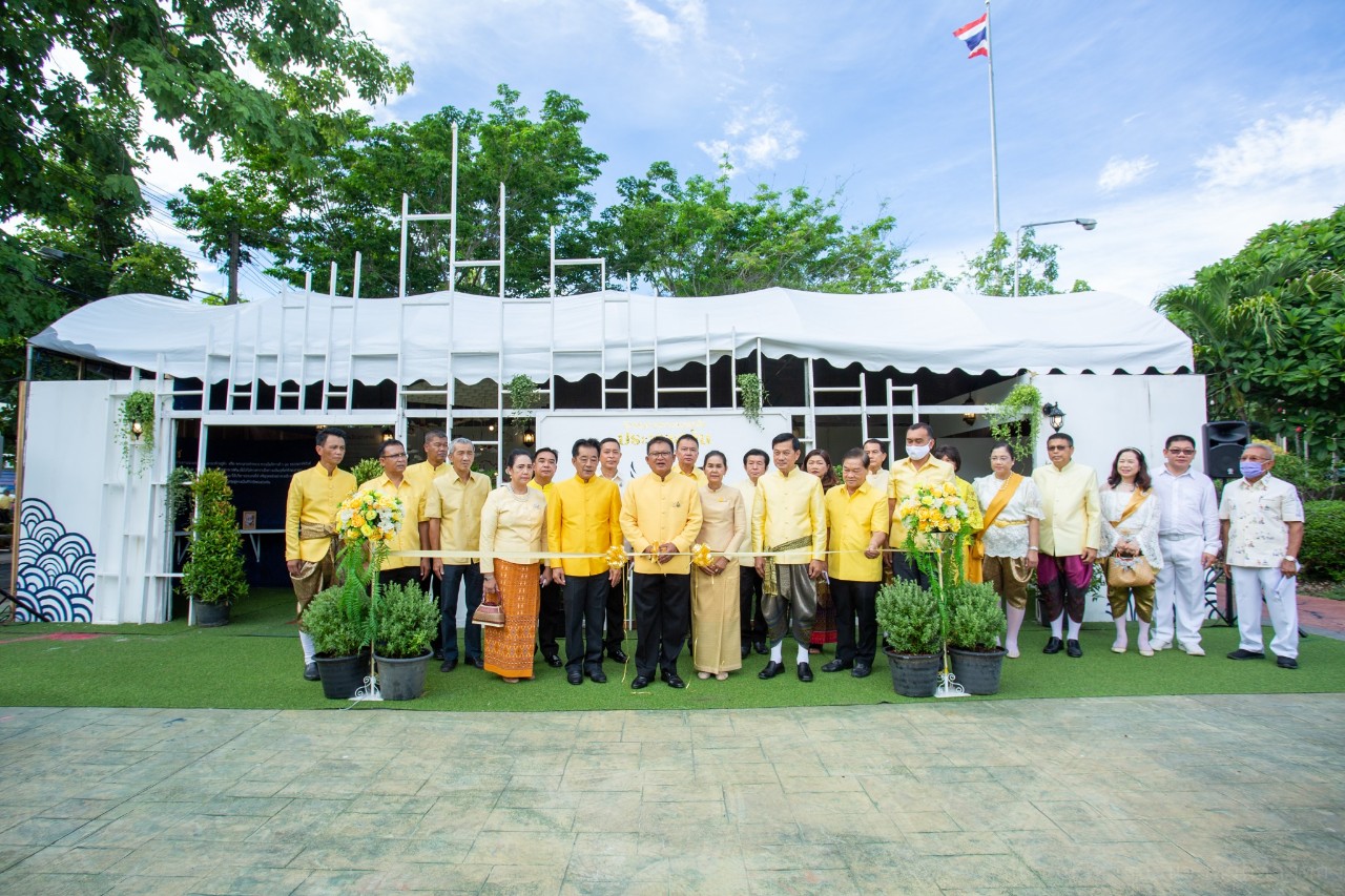 อบจ.อ่างทอง จัดพิธีเปิดนิทรรศการรำลึกในพระมหากรุณาธิคุณรัชกาลที่5 และรัชกาลที่ 9 