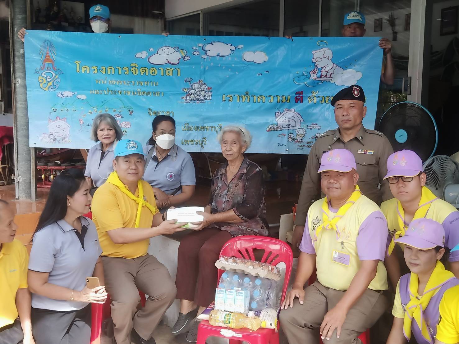 รองผู้การเพชรบุรีฯร่วมกิจกรรมจิตอาสาตรวจเยี่ยมผู้ป่วยและผู้ยากไร้