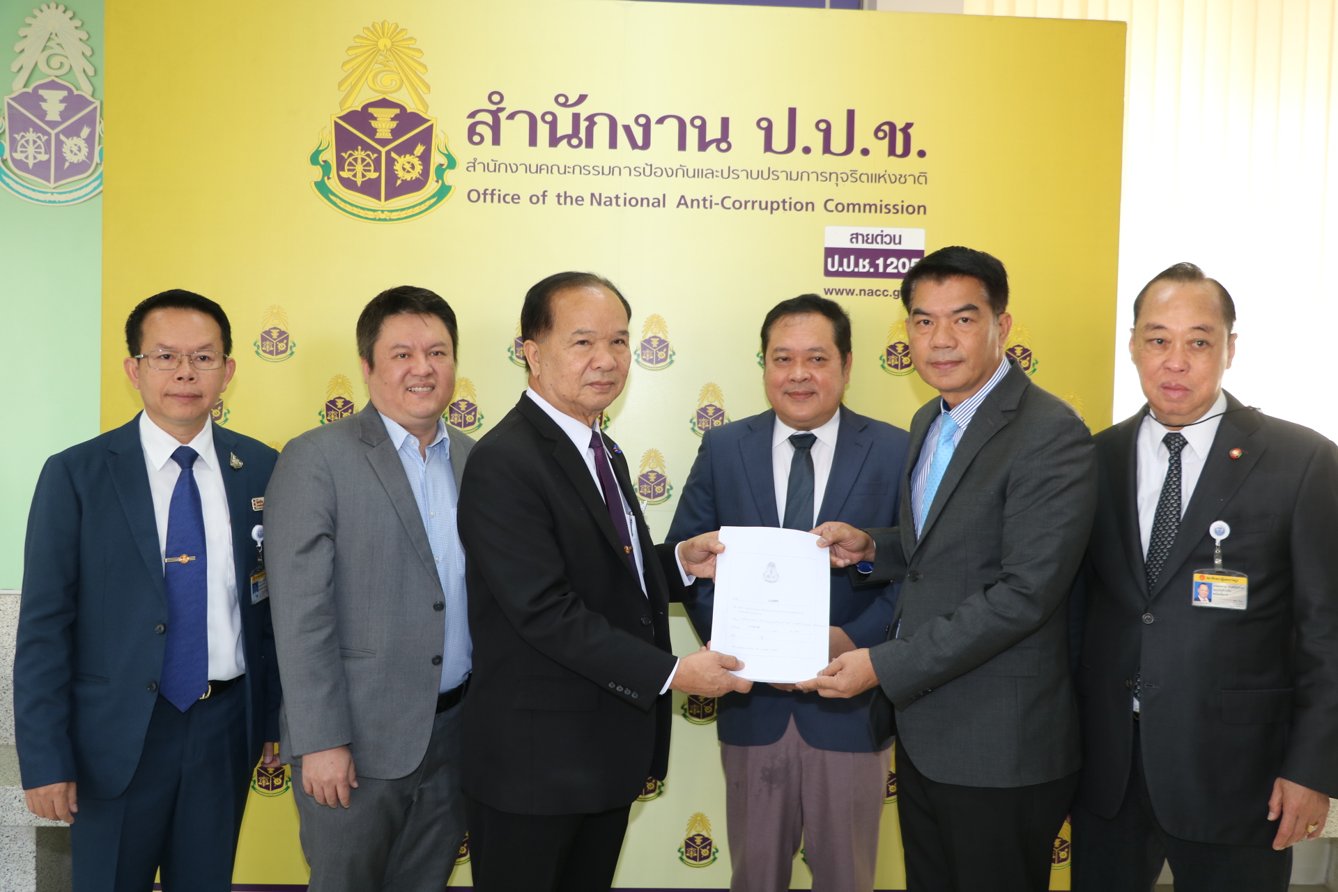 "พรรคร่วมฝ่ายค้าน" ยื่น ปปช. ขอให้ตรวจสอบ "นายกฯ" ปมประมูลรถไฟฟ้าสายสีส้ม