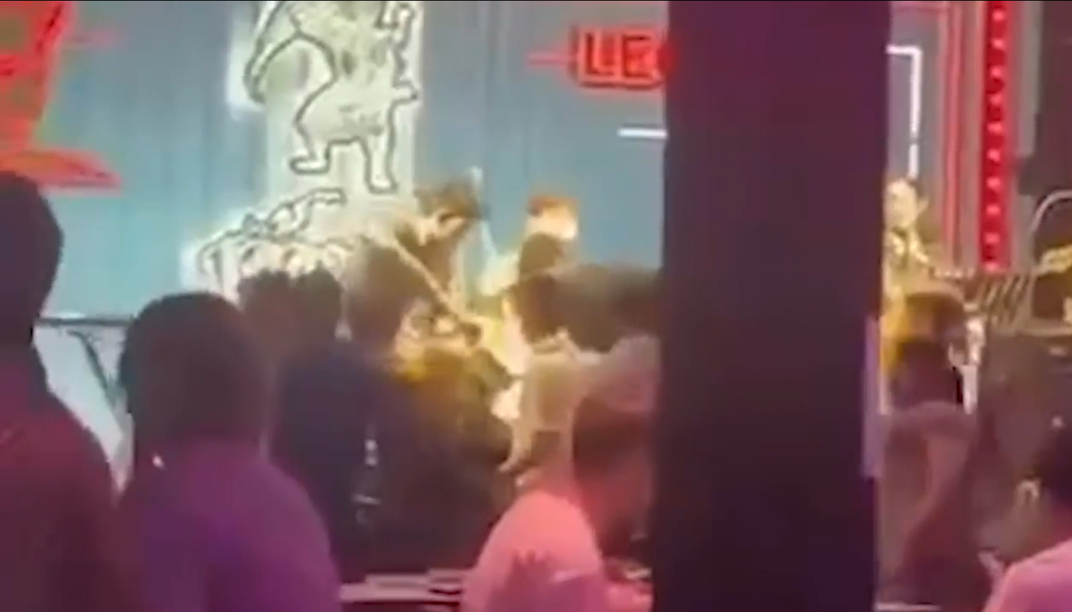 วัยรุ่นรุมทำร้ายคู่อริบนเวทีภายในร้านอาหารกลางเมืองขอนแก่น ผกก.เผย รู้ตัวผู้ก่อเหตุทั้งหมดแล้ว