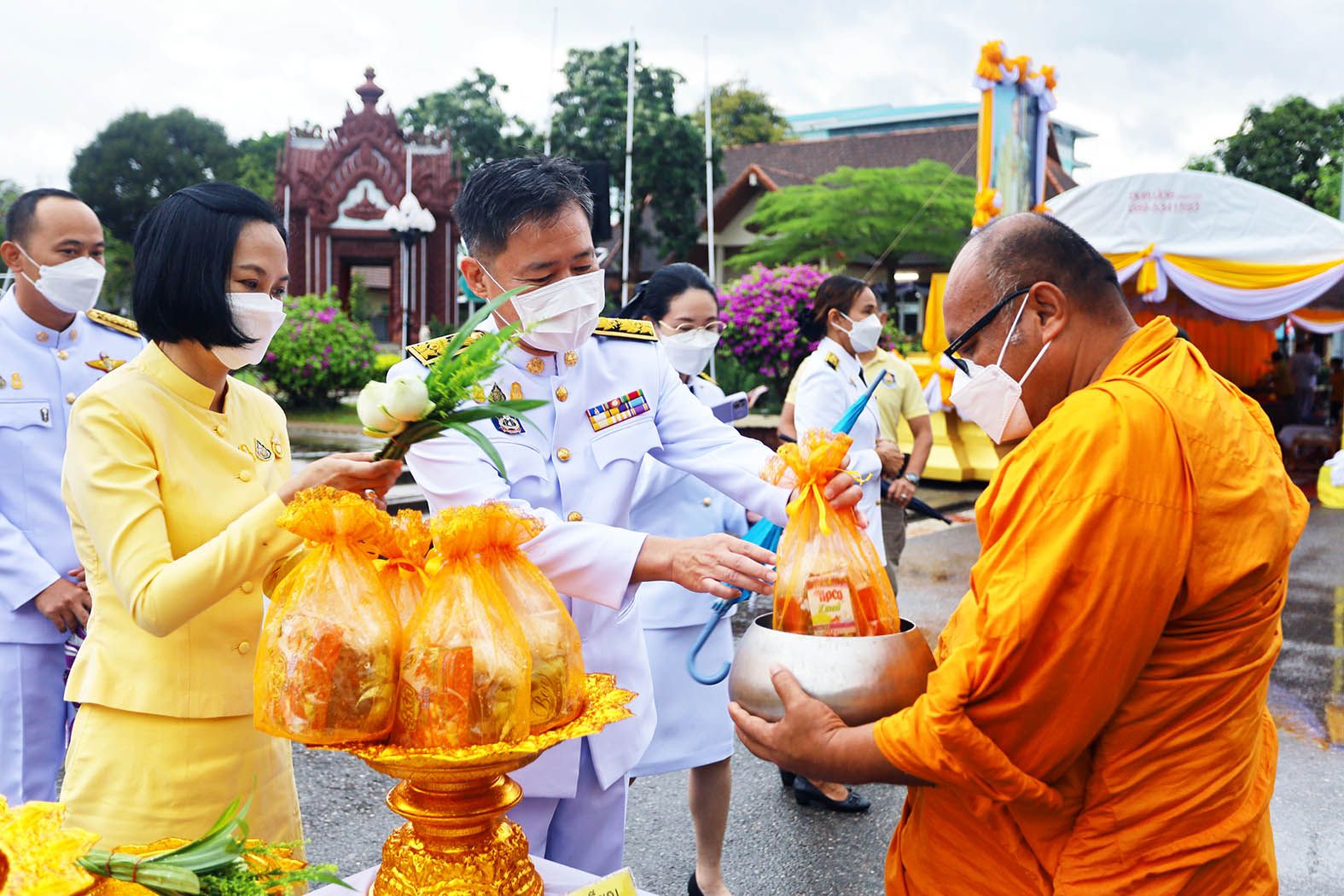 พสกนิกรชาวประจวบฯ ตักบาตรถวายเป็นพระราชกุศลเนื่องในวันพ่อแห่งชาติ
