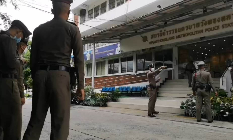 นำ 3  โจ๋ ใช้มีดขู่ชิงสัญลักษณ์โรงเรียนเด็ก ม.5  ส่งศาลก่อนนำตัวไปควบคุมที่สถานพินิจฯ