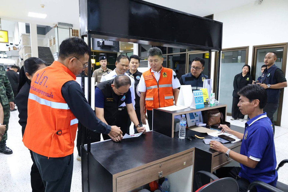 ผู้ว่าฯ ชุมพร ลงพื้นที่ท่าอากาศยานชุมพร ตรวจเยี่ยมให้กำลังใจเจ้าหน้าที่ พร้อมติดตามการอำนวยความสะดวกประชาชน ช่วงเทศกาลปีใหม่