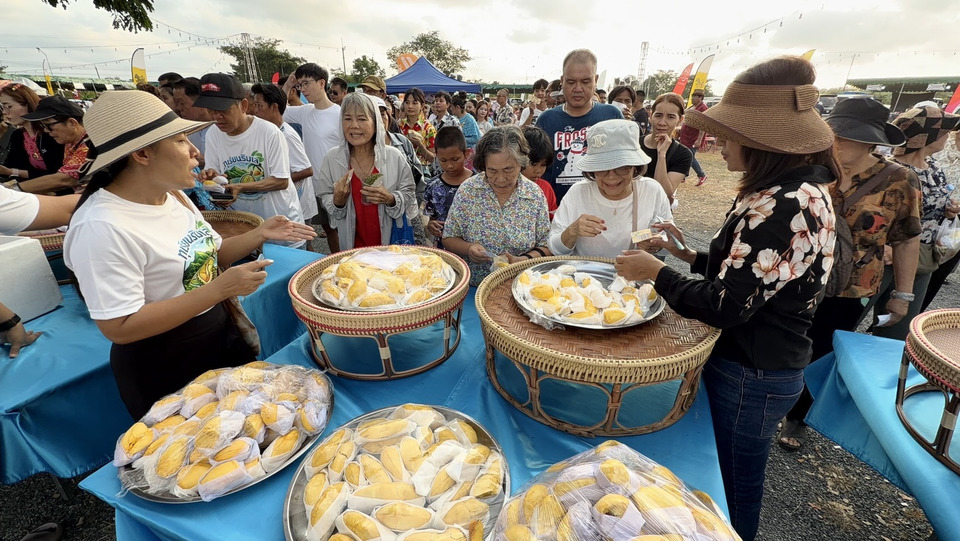 ตราดแตก! เทศกาลทุเรียนริมเล แจกฟรีกว่า 1 ตัน ต่างชาติชิมครั้งแรกอุทาน “อร่อยมาก” ผู้ว่าฯ การันตีหมอนทอง GI สุดพรีเมียม