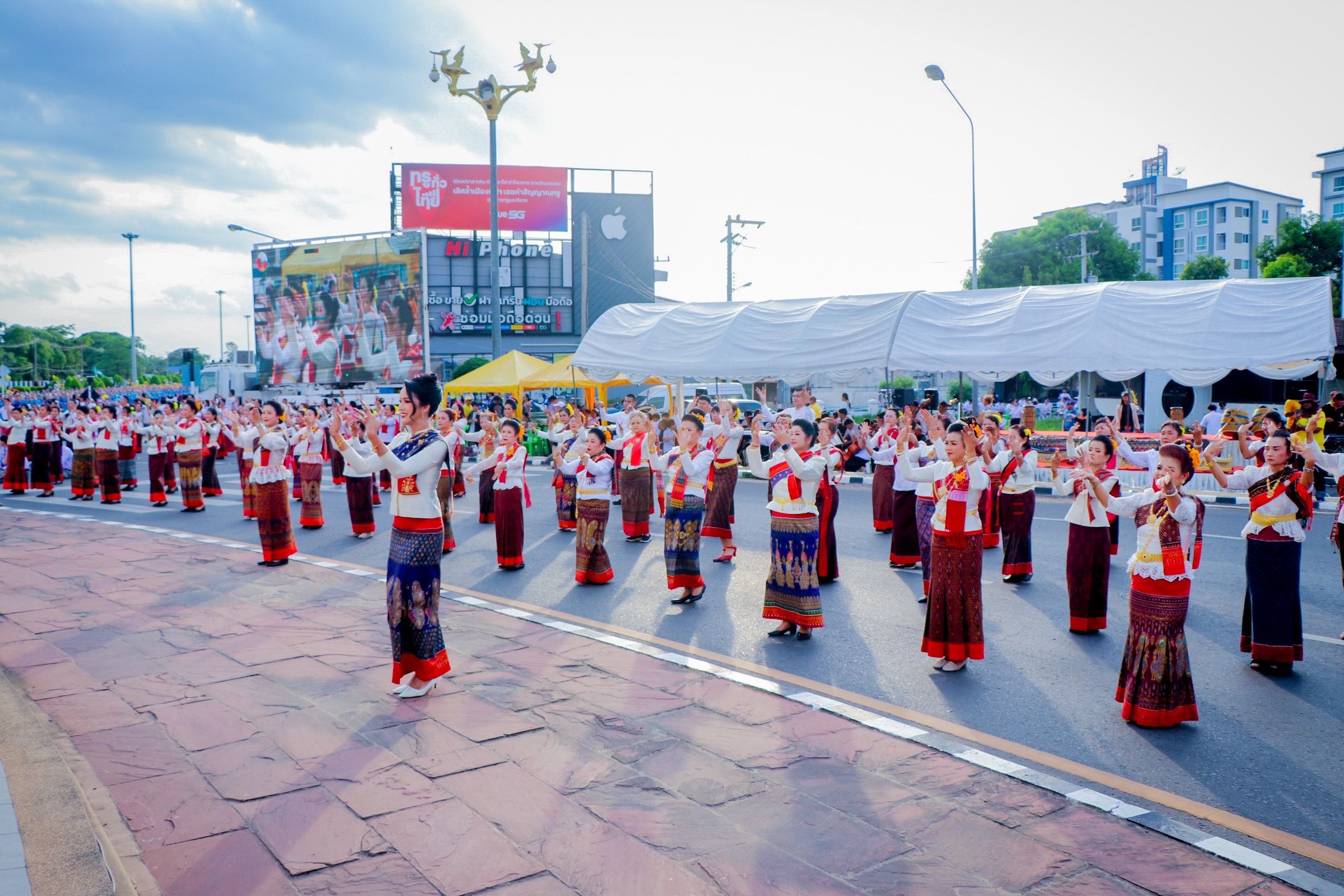 บุรีรัมย์ นางรำกว่าหมื่นชีวิต รำบวงสรวง วันสมเด็จพระพุทธยอดฟ้ามหาราชานุสรณ์
