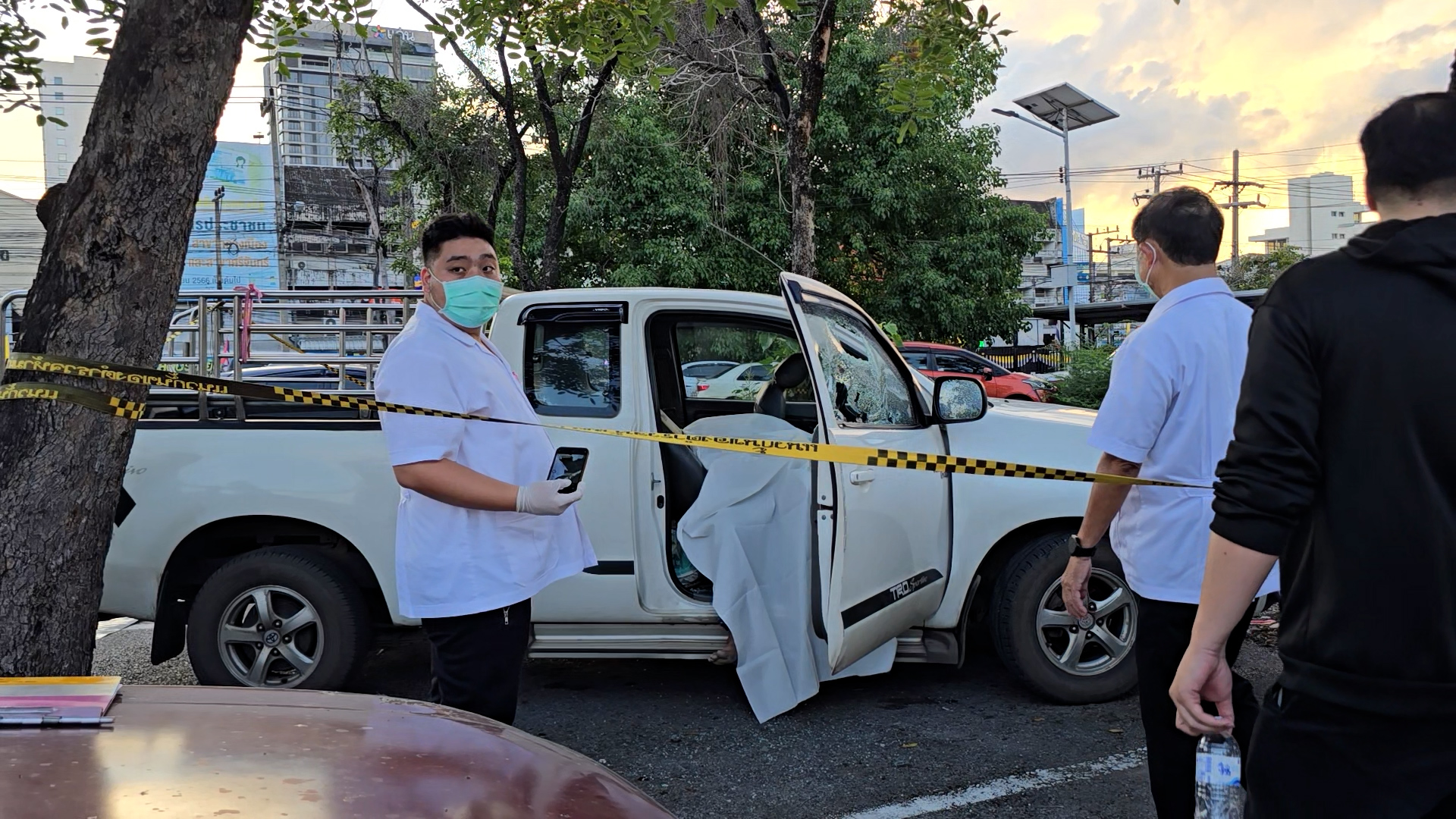 พ่อค้าที่นอน หลับในรถ กลายเป็นศพ หลังจากพาแม่ค้ามาขายของที่ตลาด