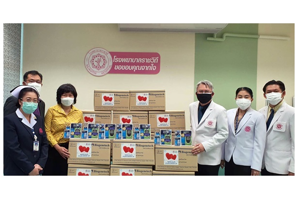 “สมาคมบล.” พร้อมตัวแทนสมาชิก “ทรีนีตี้” มอบอุปกรณ์การแพทย์ให้ รพ.ราชวิถี ช่วยผู้ป่วยโควิด