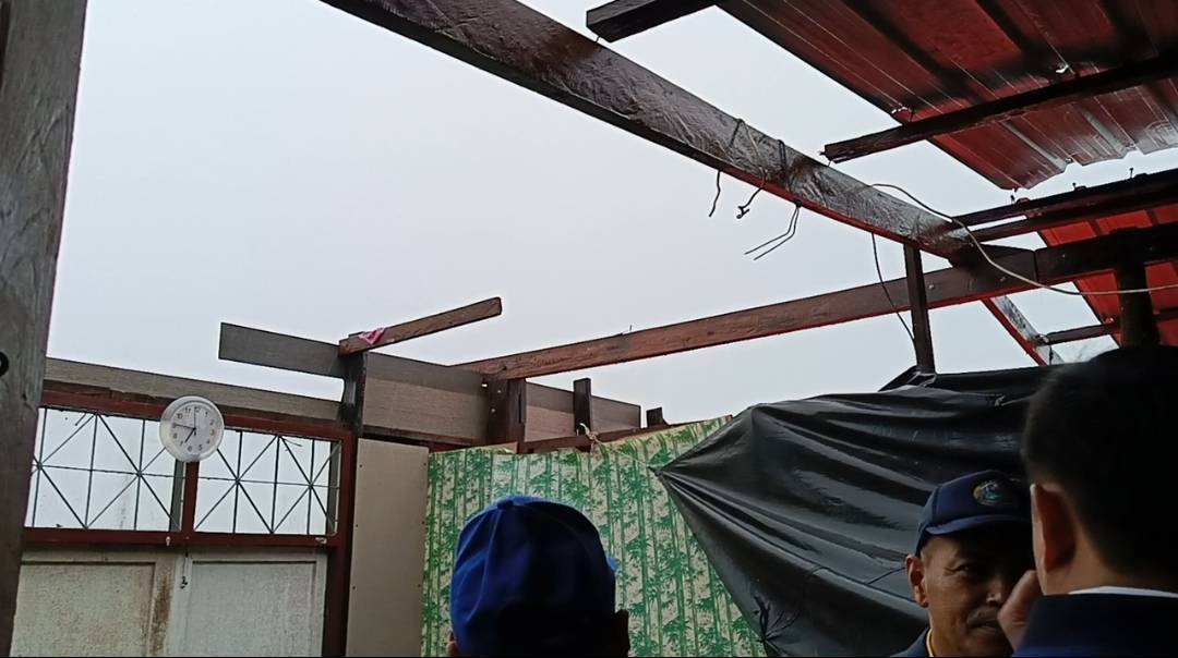 กระบี่ พายุงวงช้างพัดถล่มบ้านพังเสียหายกว่า 20 หลัง เร่งให้ความช่วยเหลือ