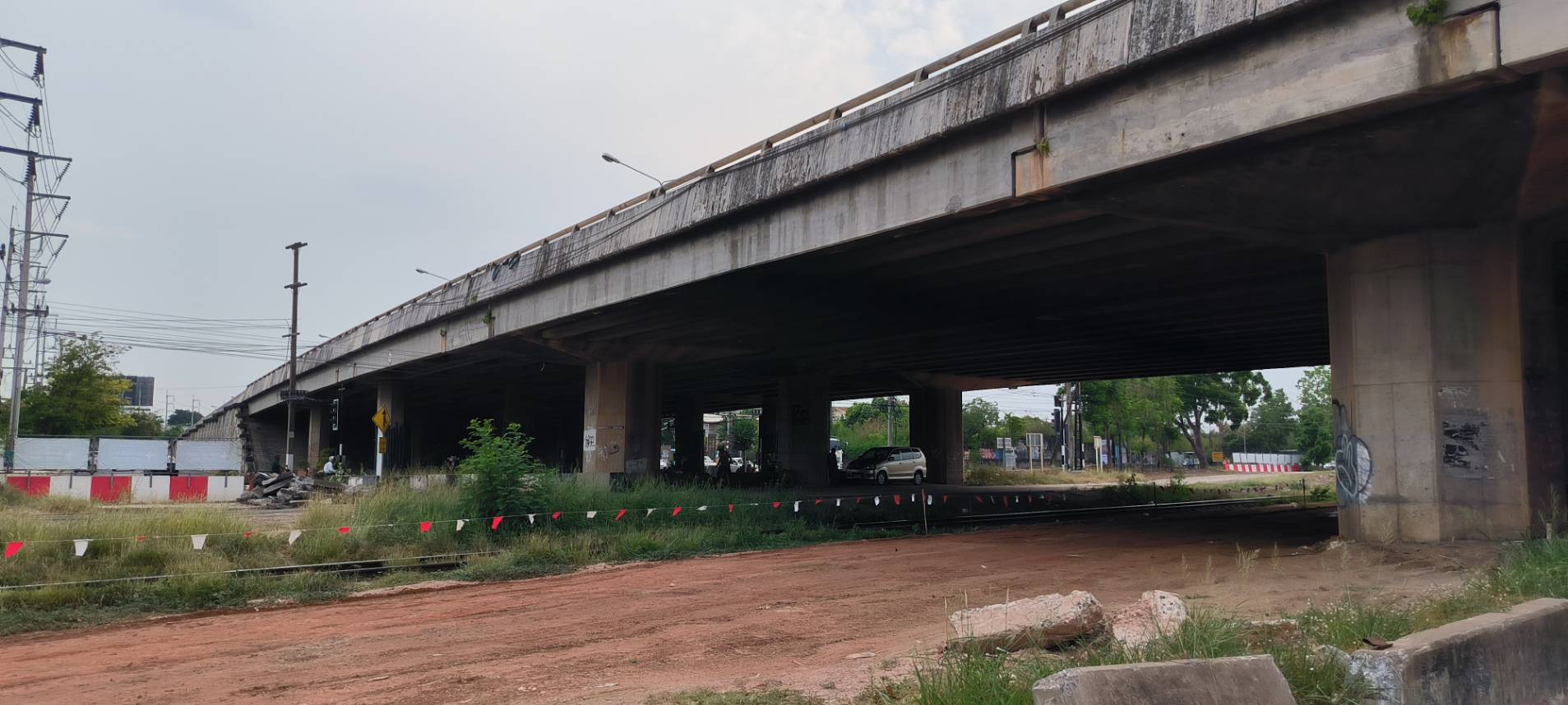 รถไฟทางคู่โคราชเดือด ! ปชช.รวมตัวจี้ รฟท.ทุบสะพานสีมาธานี จ่อเคลื่อนไหวรับ ครม.สัญจร