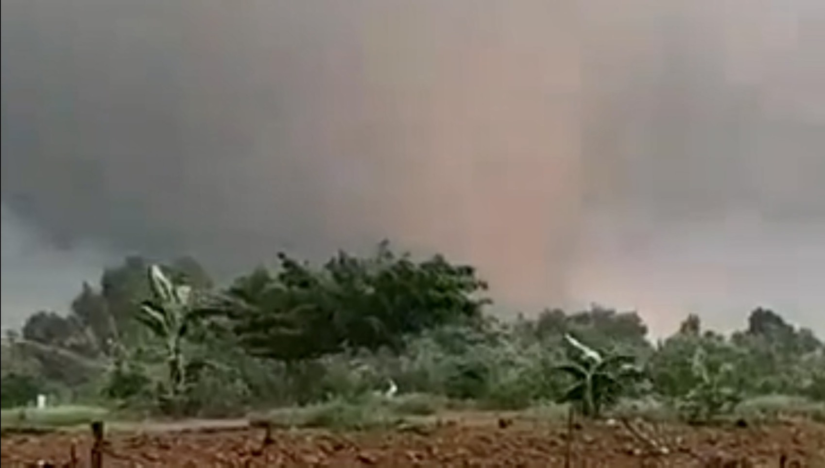 บางคล้าพายุพัดกระหน่ำหม้อแปลงระเบิดบ้านเรือนเสียหาย-ไฟดับทั้งตำบล