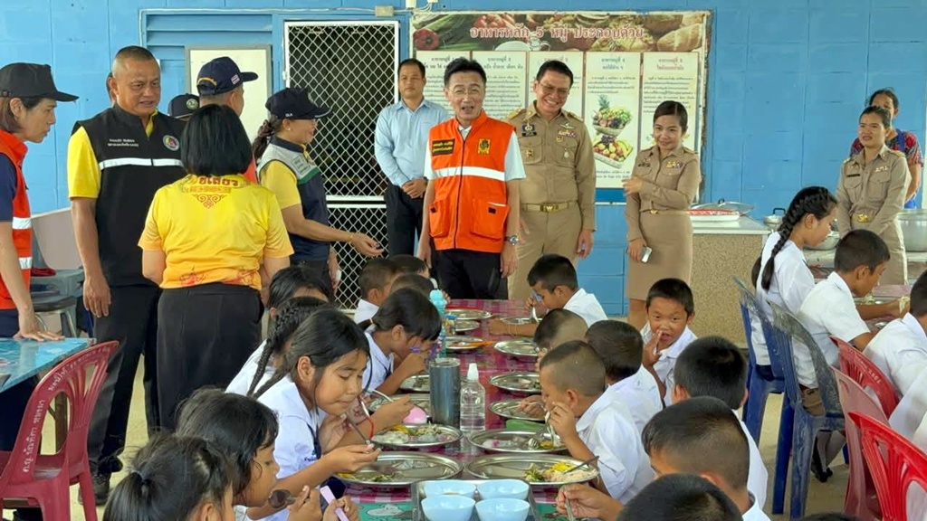 ผู้ว่าฯยโสธร เยี่ยมให้กำลังใจครู-นร.บ้านทรายงาม พร้อมตรวจดูอาหารกลางวัน