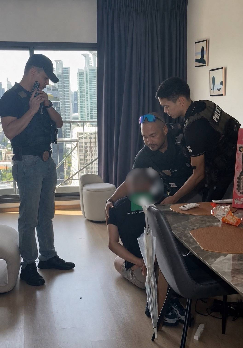 ตม.3 บุกรวบสองพี่น้องผู้ร้ายข้ามชาติระดับบอส หัวโจกแดนน้ำหอม คาดอนโดกลางกรุง