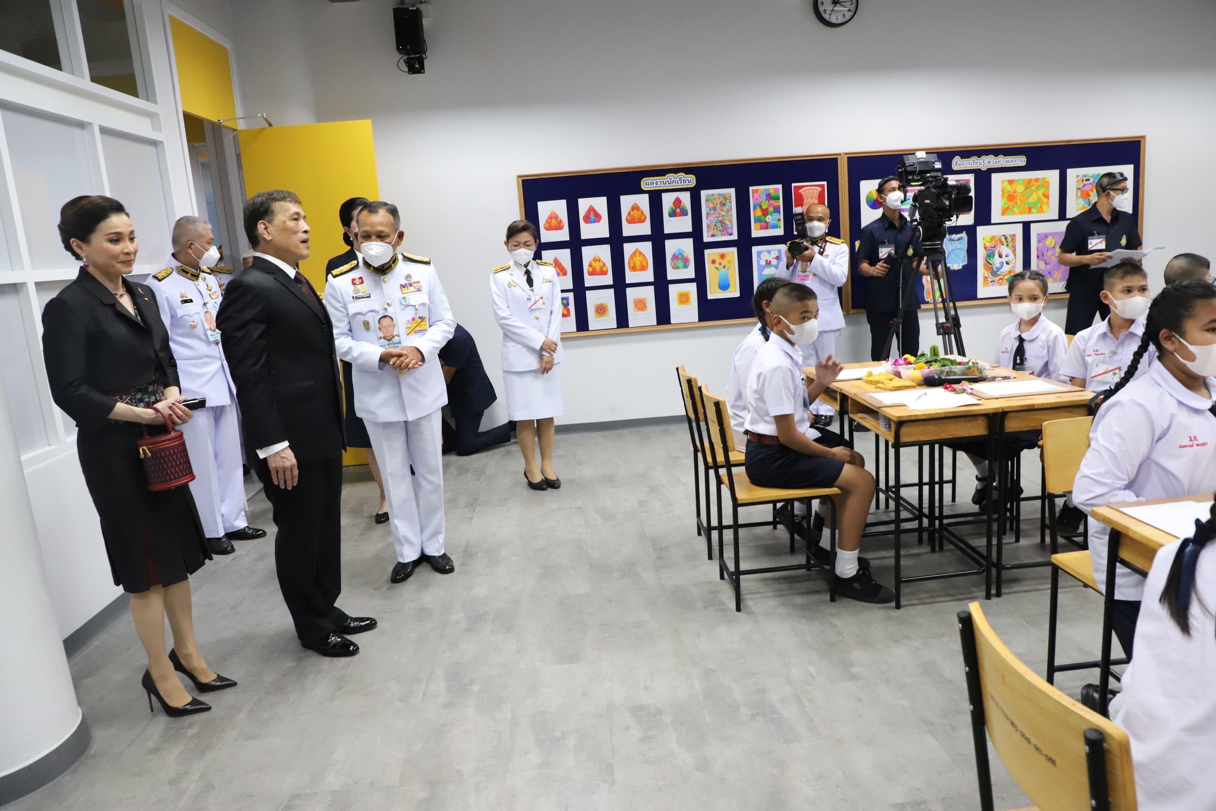 ‘ในหลวง-พระราชินี’ เสด็จฯ ไปทรงเปิดอาคารสถานีวิทยุโทรทัศน์การศึกษาทางไกลผ่านดาวเทียมแห่งใหม่