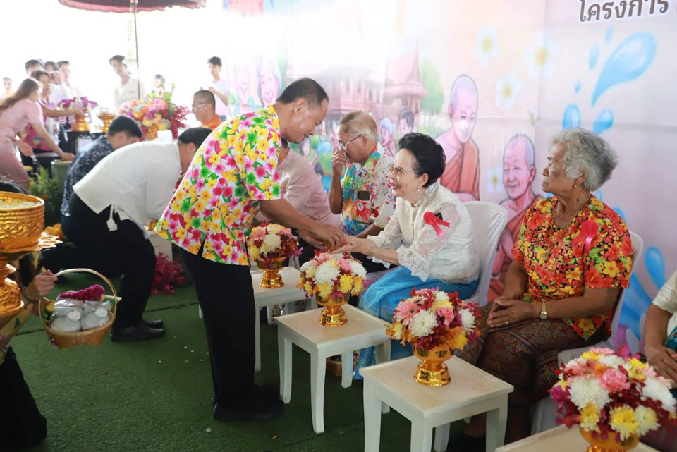 อบจ.อ่างทอง ผนึก พม.จุดพลังผู้สูงวัย ‘ใจเกินร้อย’ สานรักวันครอบครัว อบอุ่นทั้งจังหวัด 