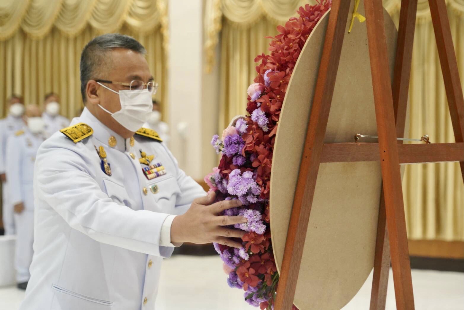 ผู้ว่าฯ สุราษฎร์ธานี นำหัวหน้าส่วนราชการร่วมงานรัฐพิธี “วันสมเด็จพระมหาธีรราชเจ้า” น้อมรำลึกถึงพระมหากรุณาธิคุณรัชกาลที่ 6