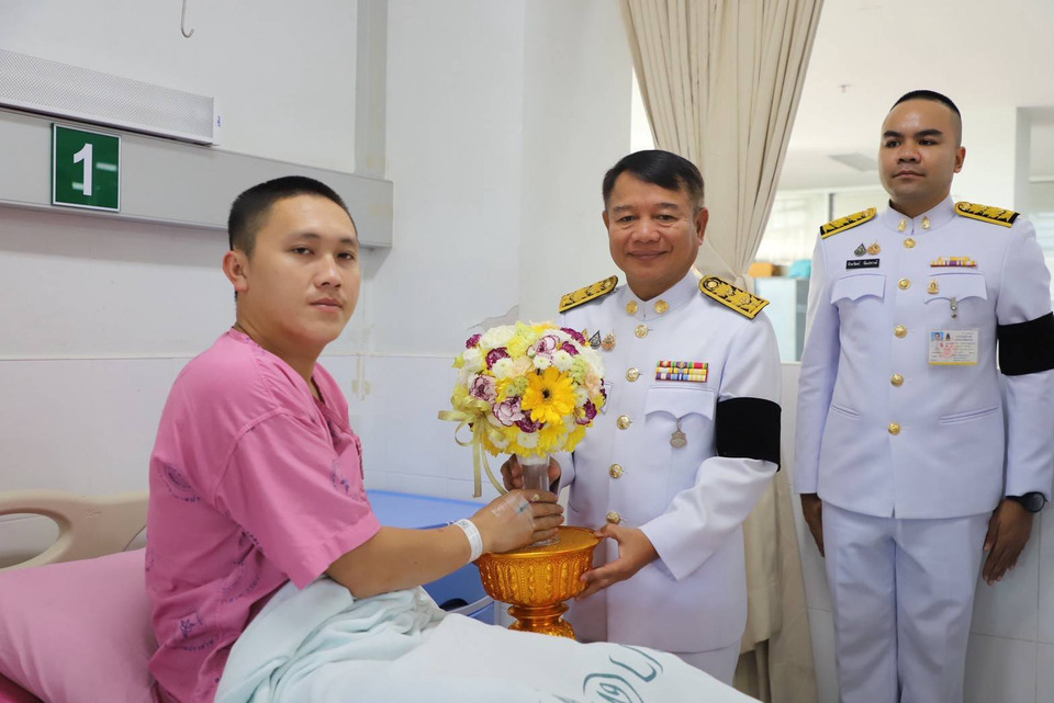 "ในหลวง" โปรดเกล้าฯผวจ.สุรินทร์ เชิญดอกไม้ ตะกร้าสิ่งของพระราชทาน  แก่ผู้บาดเจ็บจากเหตุชายแดนไทยกัมพูชา