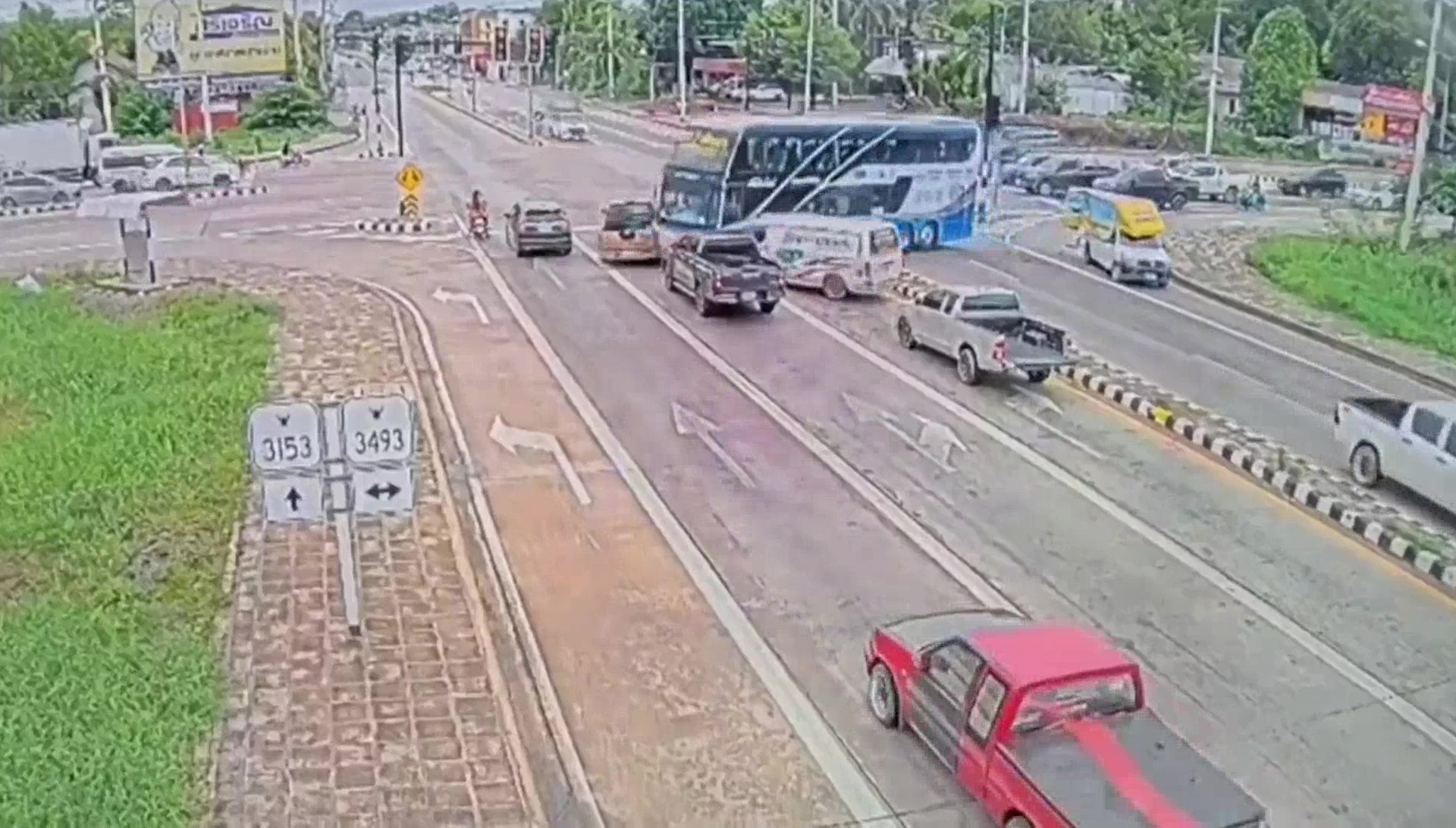 จันทบุรี ระทึก รถทัวร์โดยสารปรับอากาศ เสียหลักพุ่งทะลุกลางสี่แยกไฟแดง ชนระเนระนาด 6 คันรวด